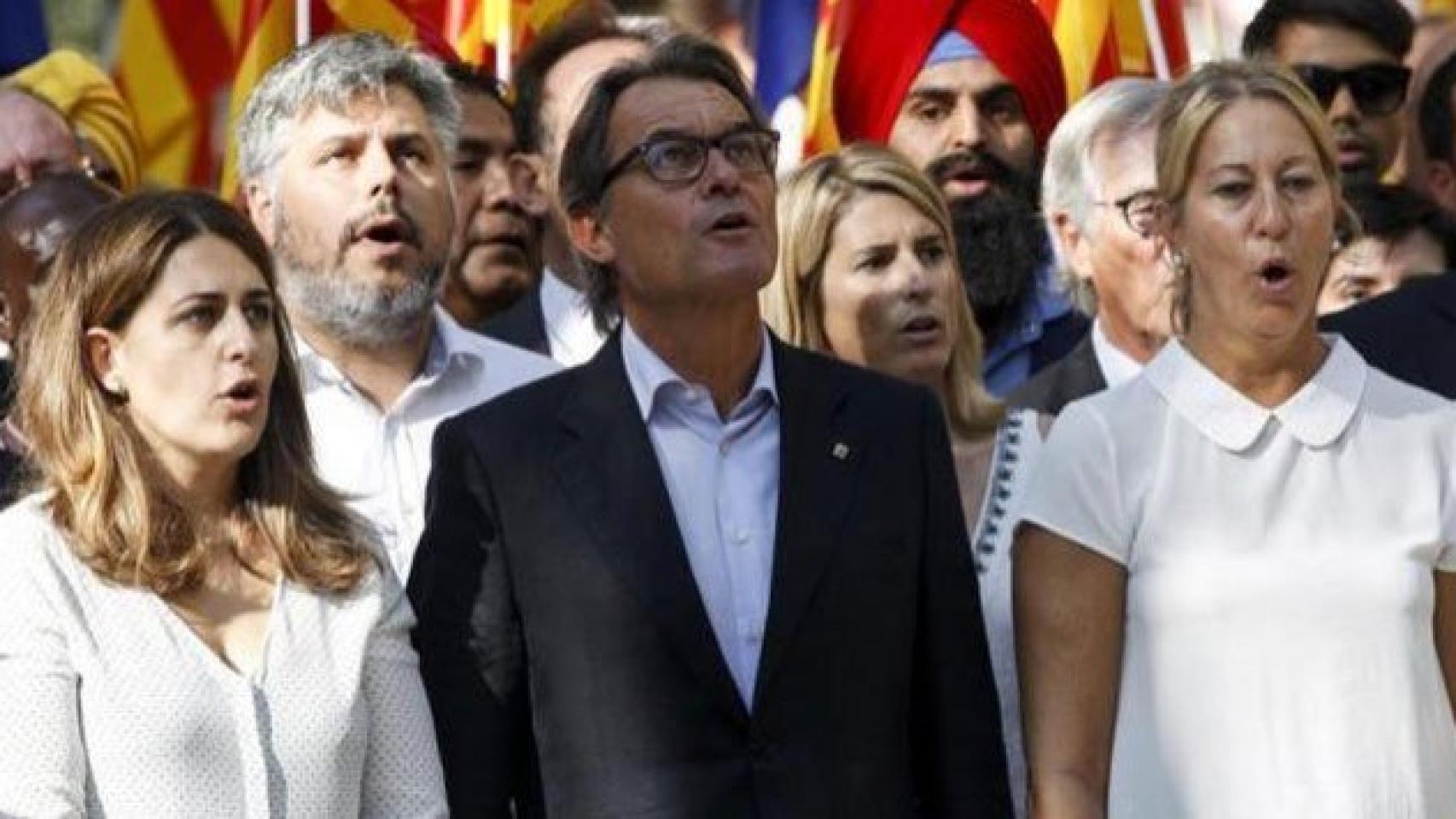 Marta Pascal (i), coordinadora general del PDEcat, con Artur Mas en una Diada.
