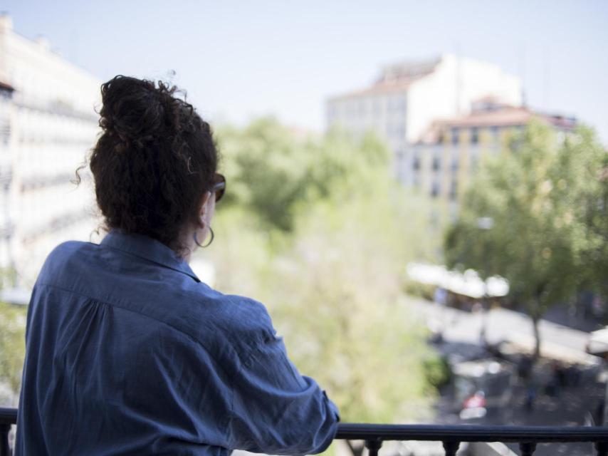 Bárbara, en el balcón de su casa.
