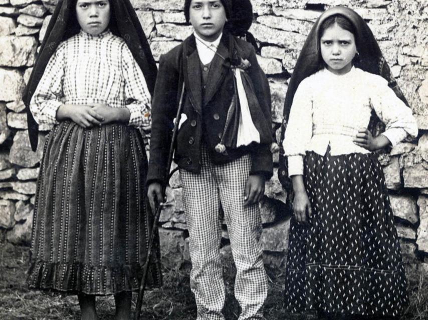 De izquierda a derecha, Lucía, Francisco y Jacinta, los pastorcillos que vieron a la virgen.