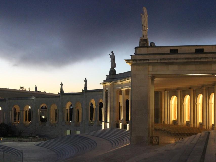 La Basílica preside la enorme explanada del Santuario de Fátima