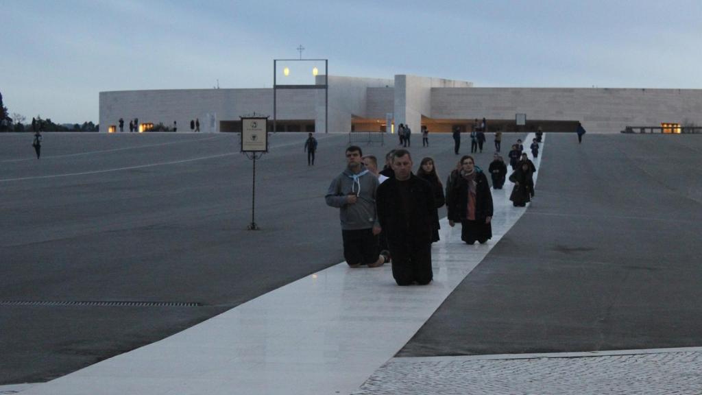 Largas hileras de peregrinos bajan la explanada del santuario arrodillados