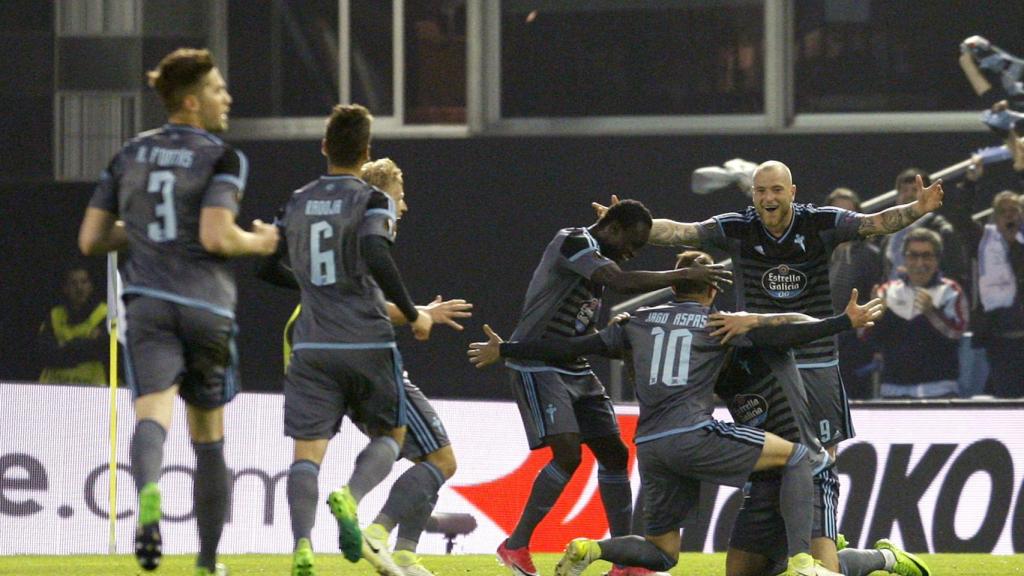 Los jugadores del Celta celebran un gol.