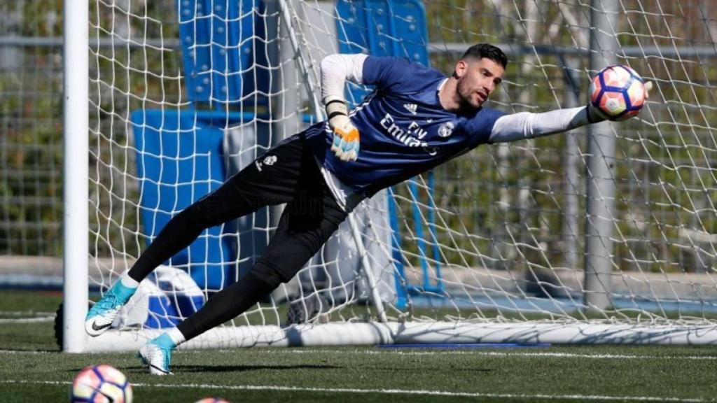 Kiko Casilla hace un paradón en el entrenamiento