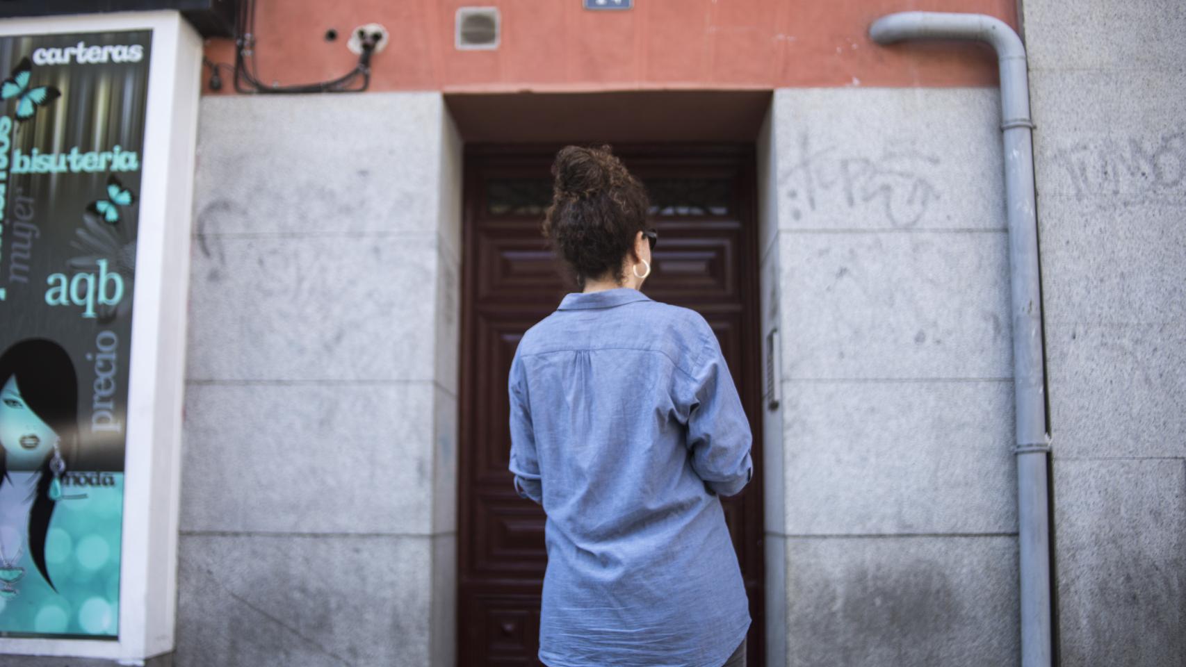 Bárbara, justo antes de entrar en su casa, el 14 de Tirso.