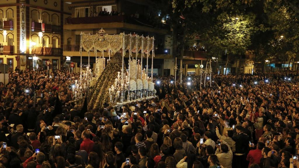 Esperanza Macarena a la salida de su basílica para iniciar su procesión en la celebración de la Madrugá sevillana.