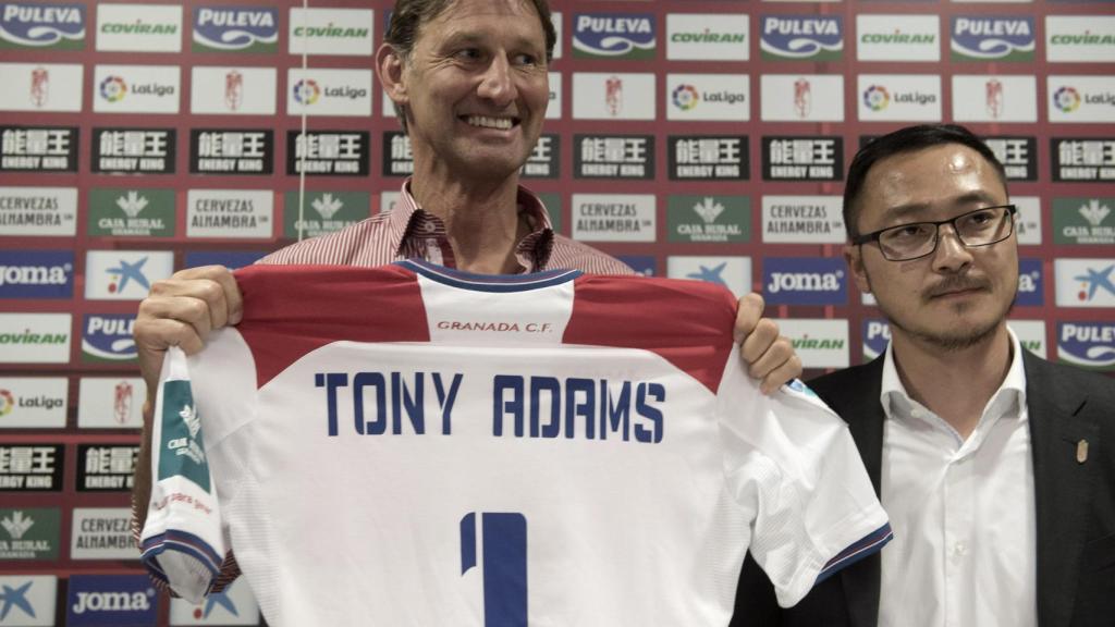 Tony Adams, en su presentación con el Granada.