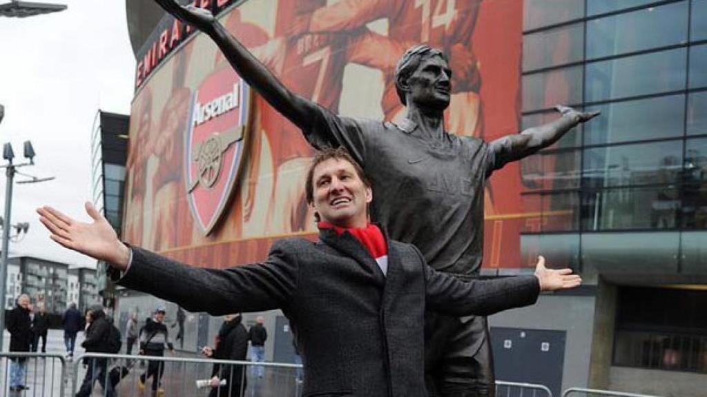 Tony Adams con su estatua en el Emirates.