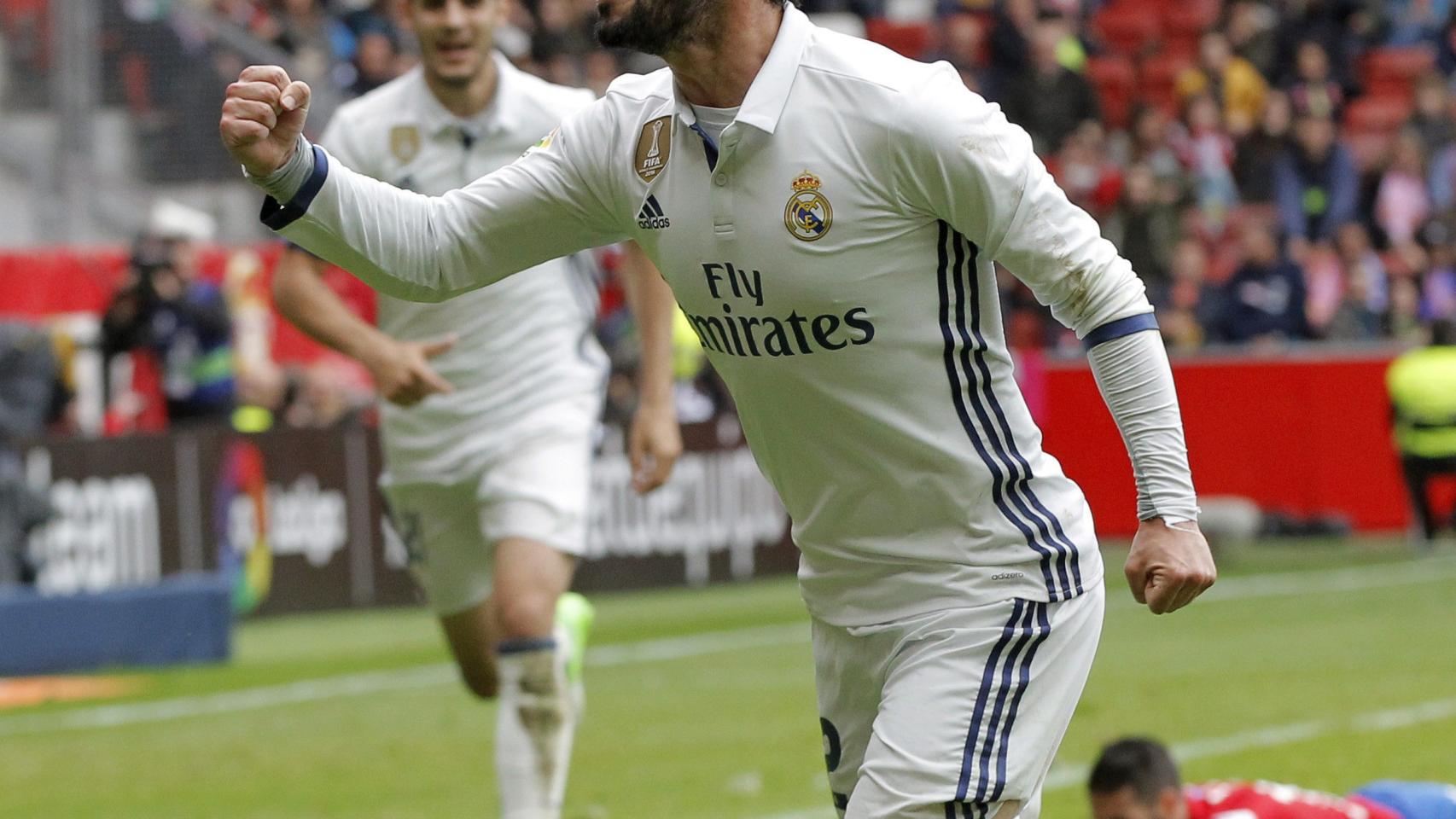 Isco celebra uno de sus dos goles en El Molinón.