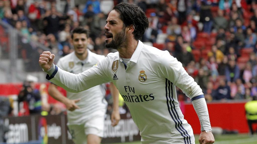 Isco celebra uno de sus dos goles en El Molinón.