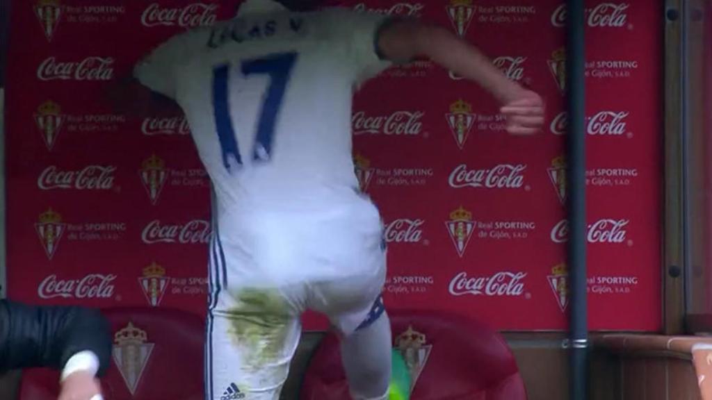 Patada de Lucas Vázquez al banquillo