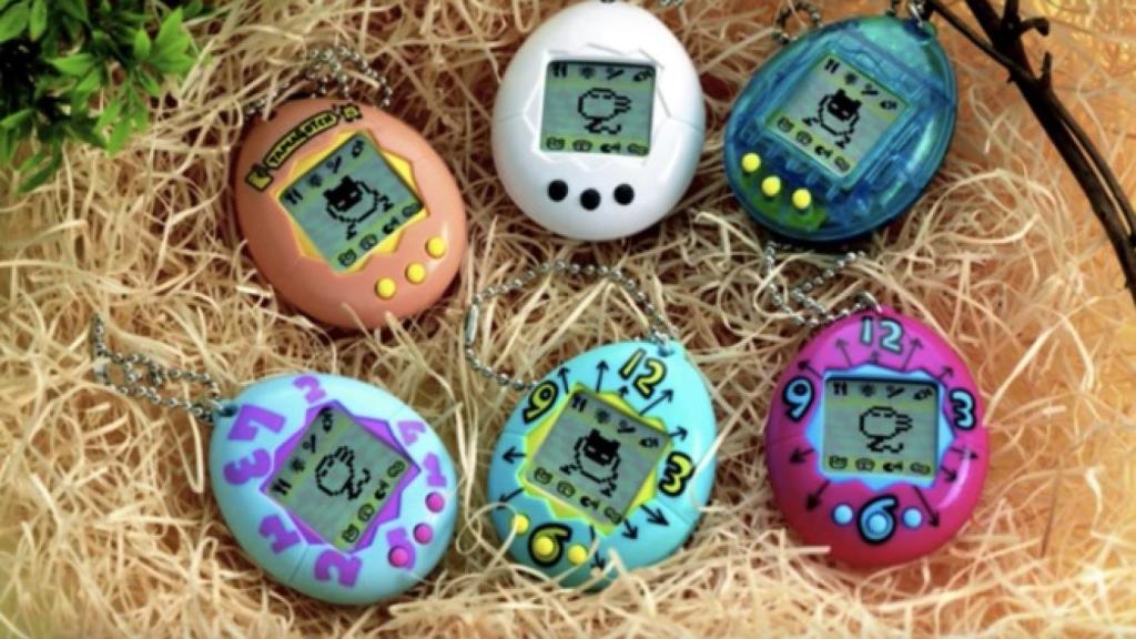 Todos los modelos de Tamagotchi juntos y revueltos.
