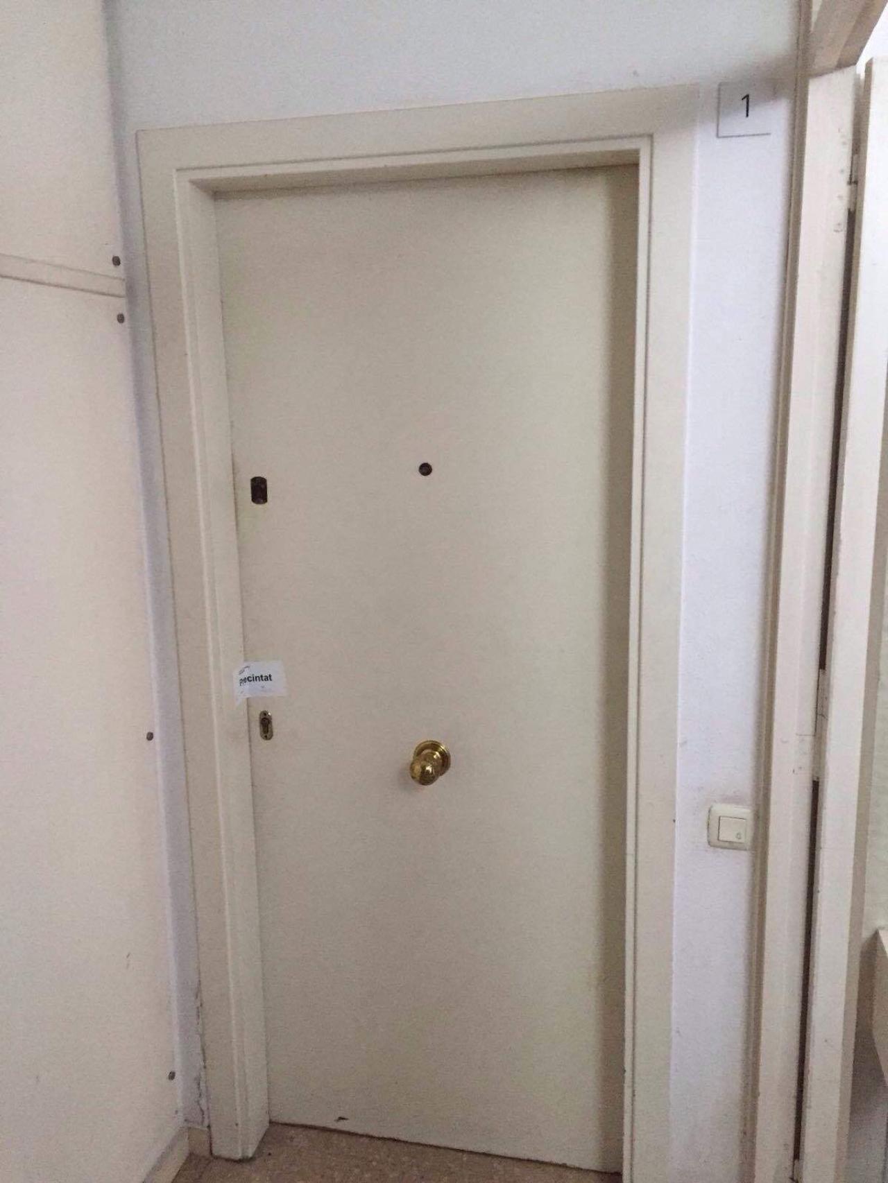 La puerta de la vivienda de Ana María y Pilar, precintada por los Mossos.