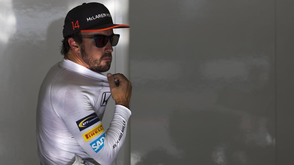 Fernando Alonso en su box en Bahrain.