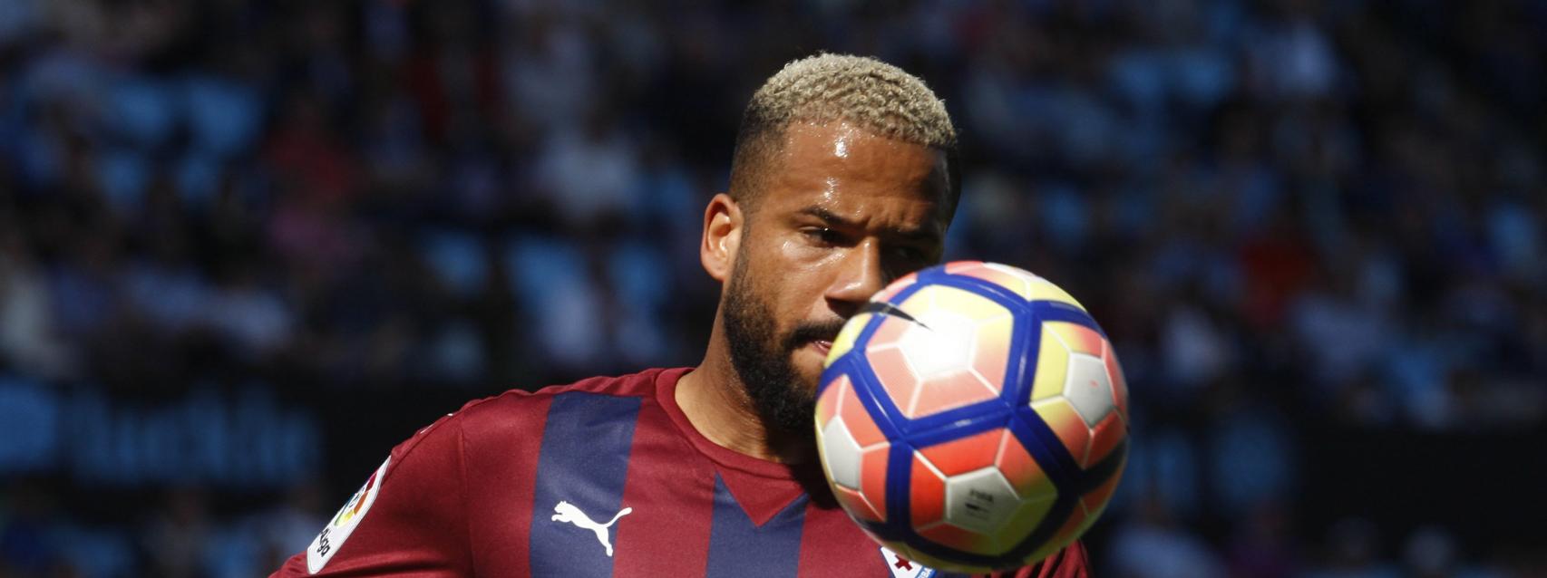 Bebé intenta controlar el balón ante el Celta.