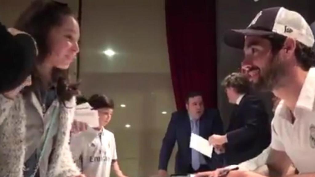 Isco con niña de padres sormudos