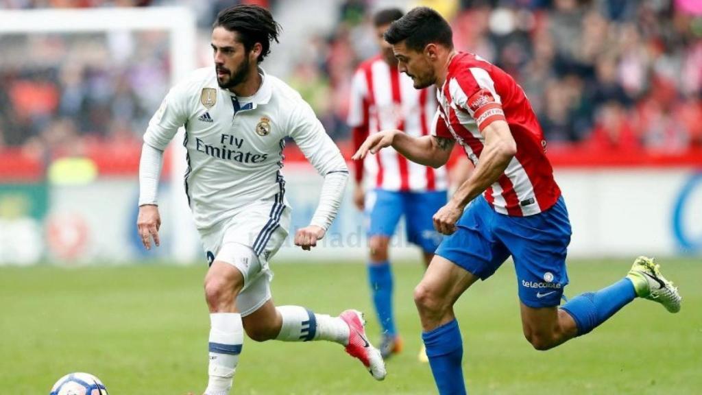 Isco se marcha de un jugador del Sporting