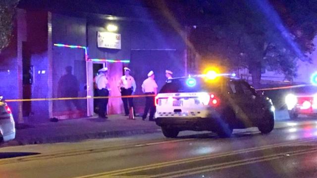 La policía, a las puertas del after-hours donde se produjo el tiroteo.