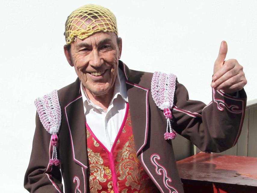 Dragó ejerciendo de arenero en su otra pasión, los toros.