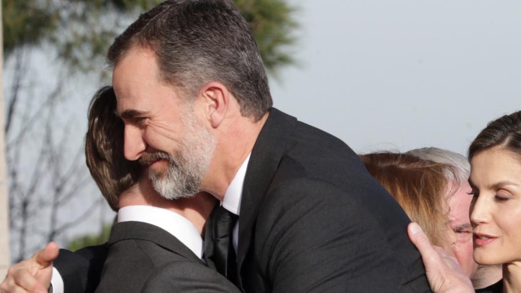 Felipe VI abraza a Pedro Borbón Dos Sicilias.