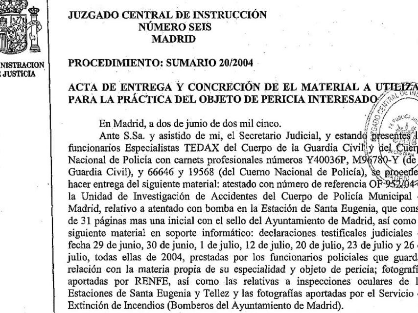 Acta de entrega a los peritos encargados de realizar el informe conjunto Policía - Guardia Civil de fotos tomadas por municipales, ferroviarios y bomberos.