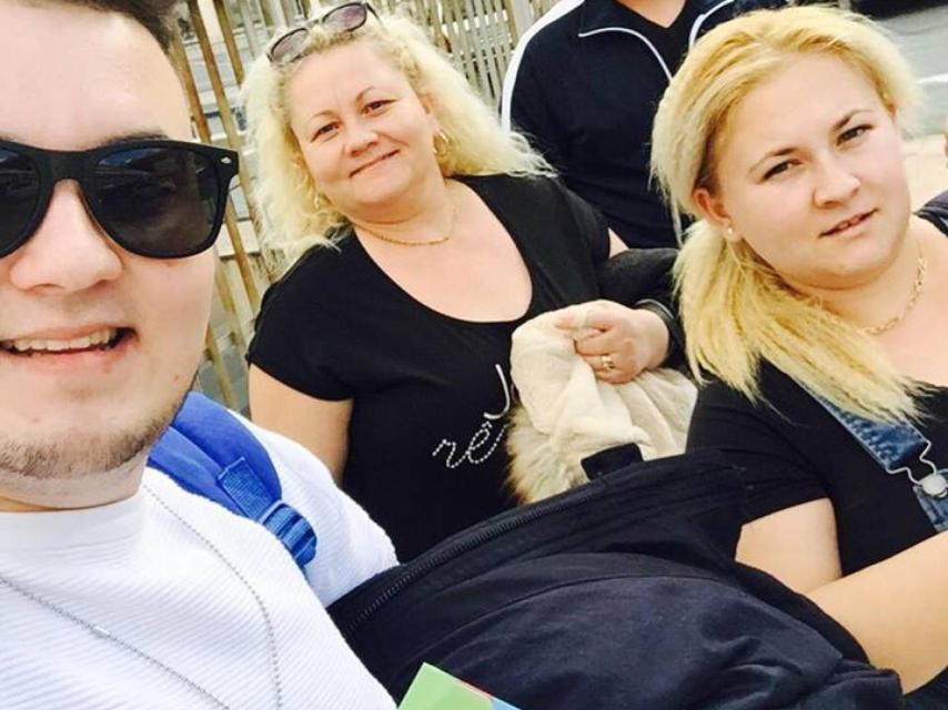 Andra Violeta junto a sus padres y su hermano, Akhim.