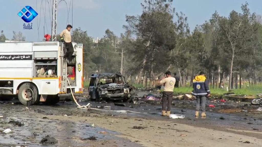 Un grupo de bomberos trabaja en el área más afectada por el atentado.