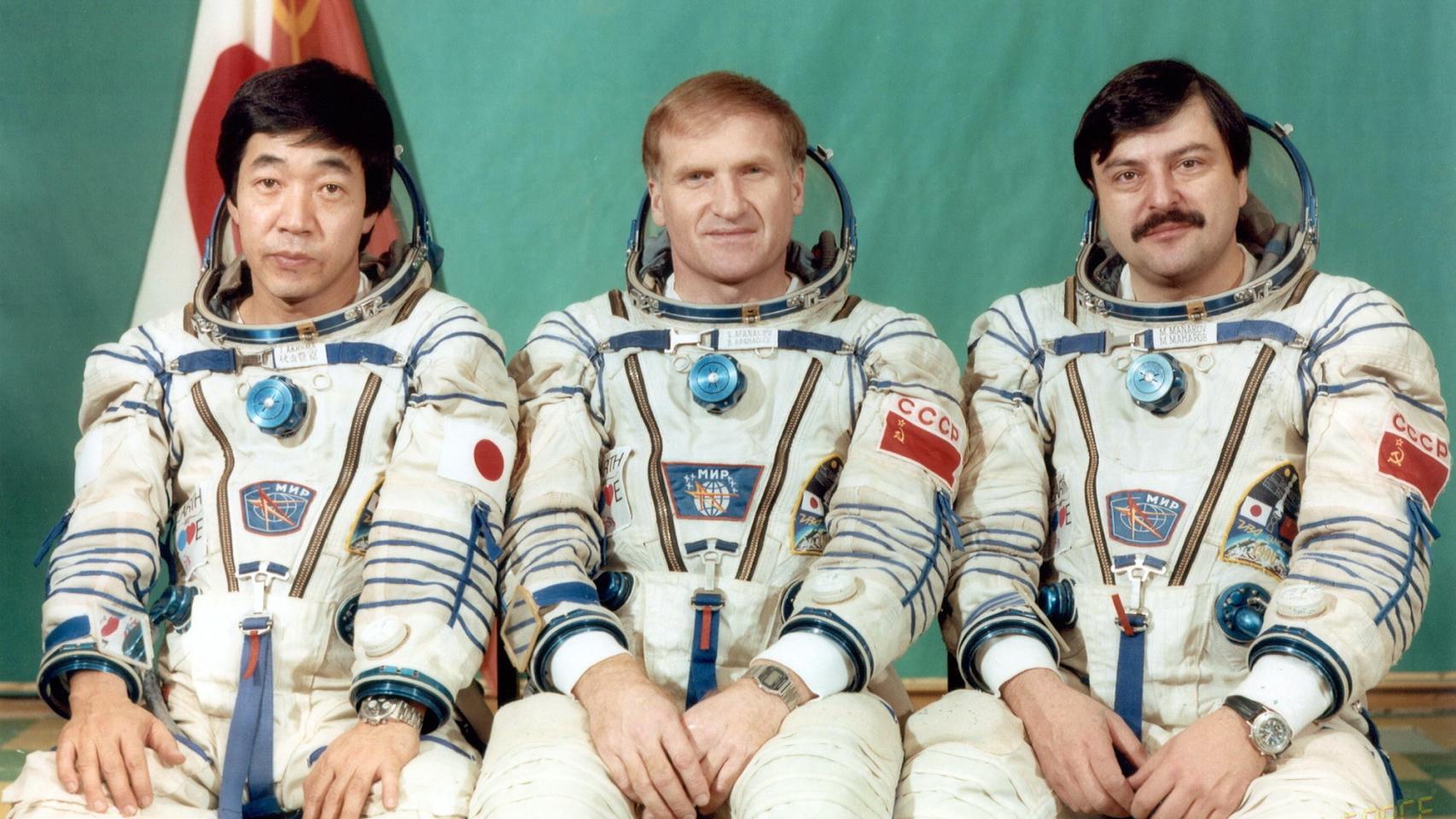 Akiyama junto a dos cosmonautas de la CCCP.