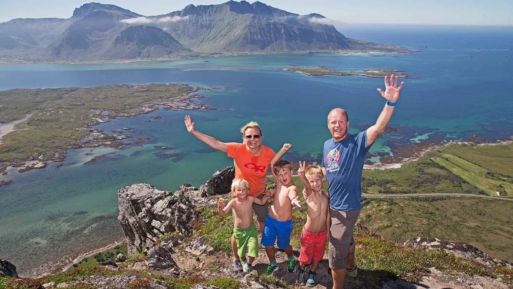Una familia noruega posa en Lofoten.