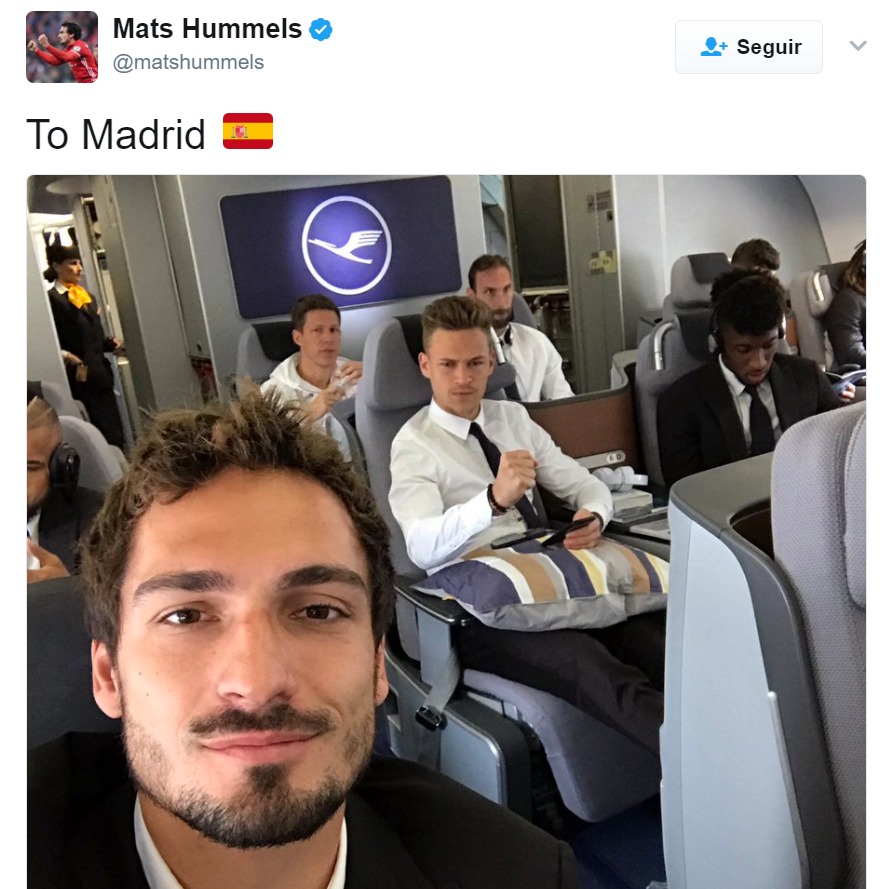 Hummels viaja con el equipo y apura para el partido