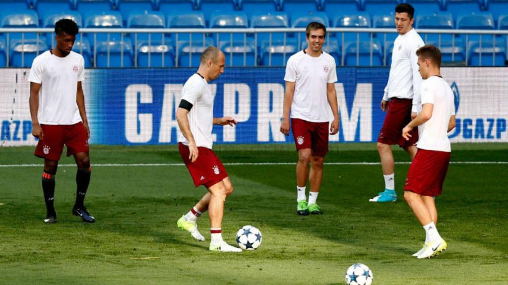 Los jugadores del Bayern tocando el balón