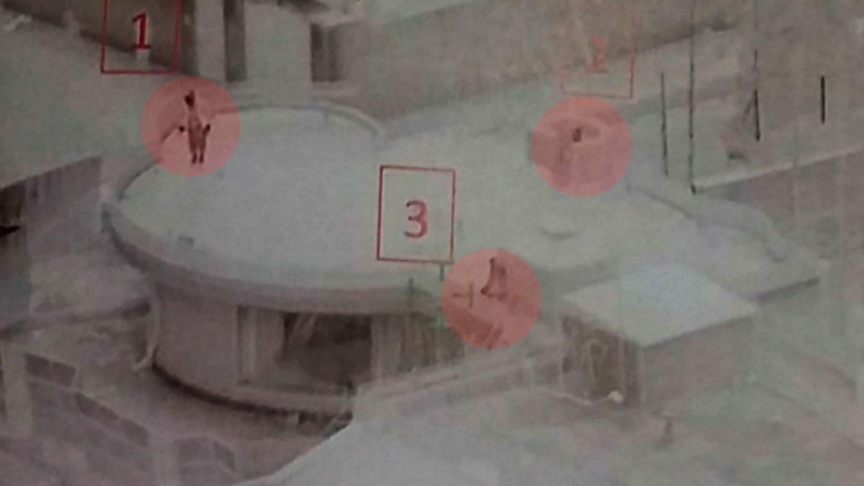 Los tres talibán captados por la OTAN en el tejado de la azotea.