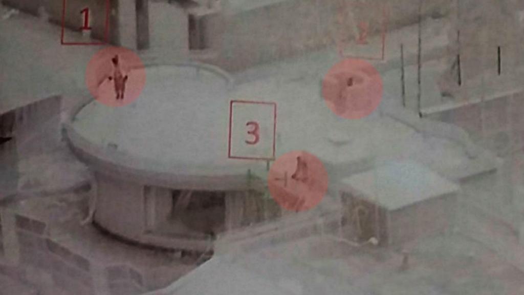 Los tres talibán captados por la OTAN en el tejado de la azotea.