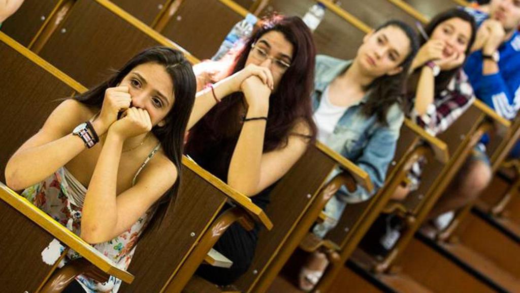 Alumnos durante el último examen de Selectividad.