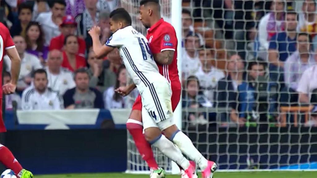 Penalti sobre Casemiro no pitado