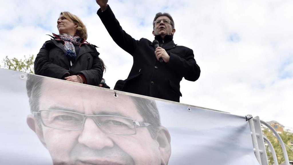 Mélenchon en la barcaza en la que cruzó el río Sena para sus discursos en París.