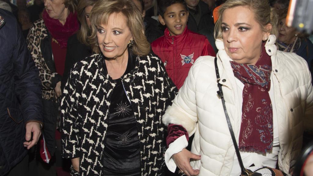 María Teresa, del brazo de su hija Carmen Borrego.