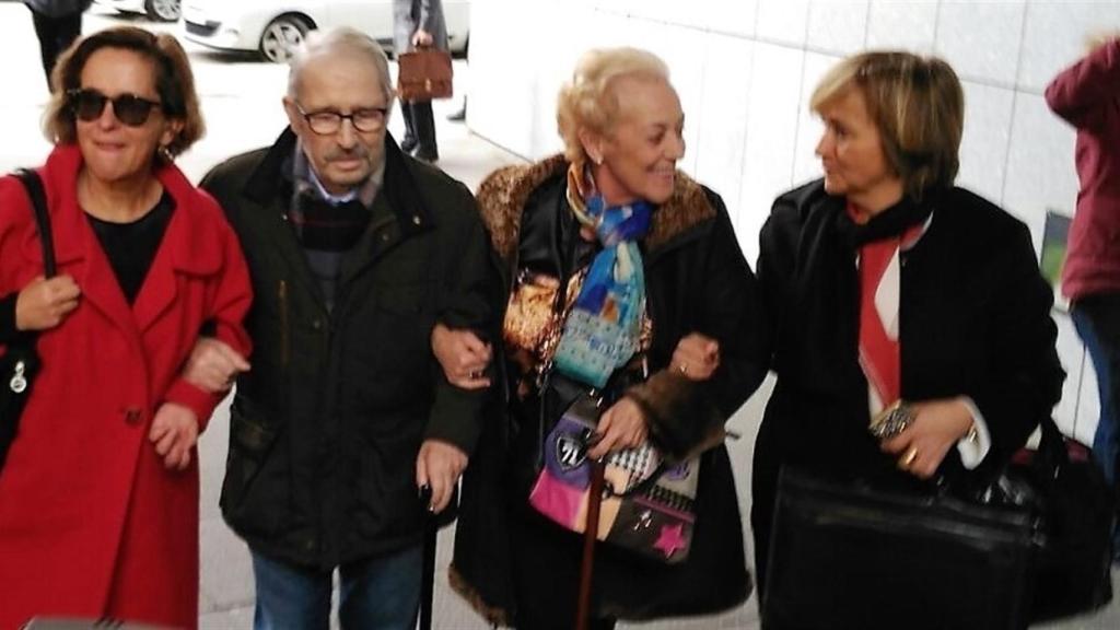 Fernández Villa, a su llegada a los juzgados, bastón en mano.