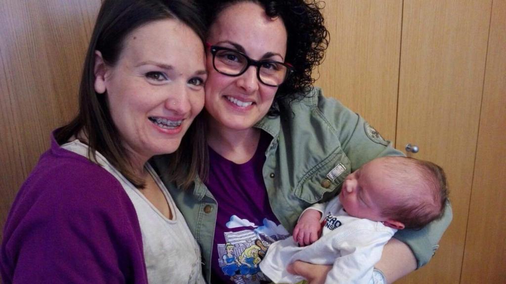 Rosa y Carolina sostienen a Aina, su primera hija, concebida con esperma danés