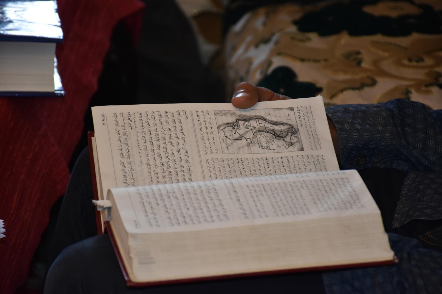 La congregación lee pasajes de la Biblia en dariya -dialecto marroquí- y reflexiona conjuntamente sobre la palabra de Dios.