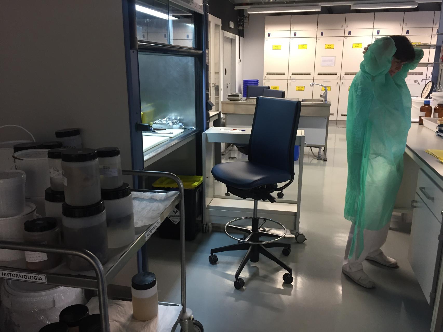 Una de las investigadoras en el área de histopatología del INTCF.