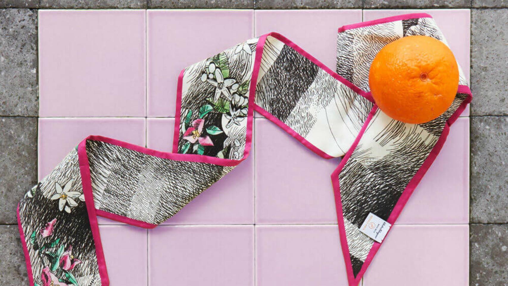 Pañuelo de la nueva colección de Salvatore Ferragamo y Orange Fiber. | Foto: Orange Fiber.