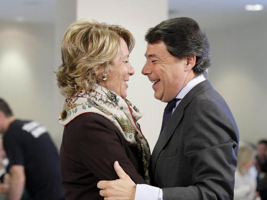 Aguirre y González fundidos en un abrazo cómplice.