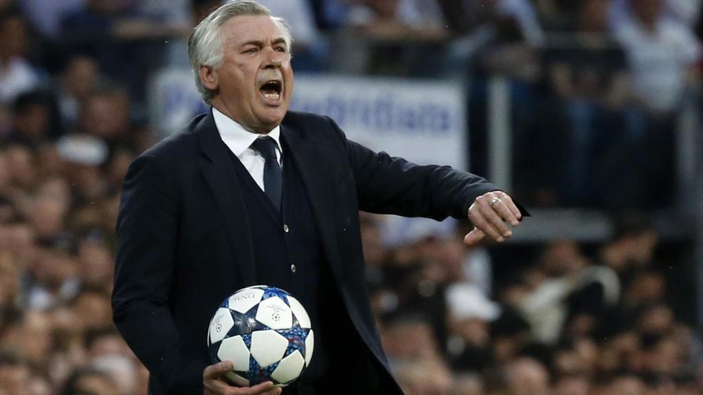 Ancelotti en un momento del partido en el Bernabéu.