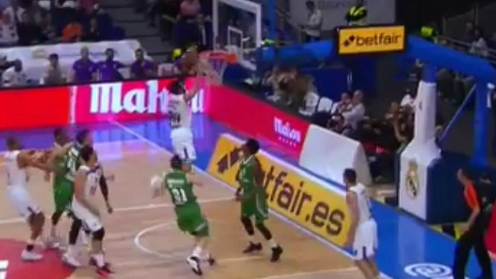 Mate de Taylor increíble contra Darussafaka. Foto: @euroleague