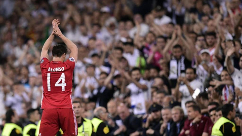 Xabi agradece al Bernabéu los aplausos. Foto: Twitter (@ChampionsLeague)