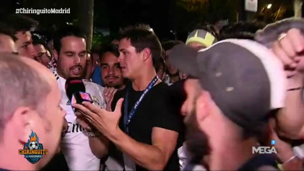 Edu Aguirre, en la puerta 55 del Bernabéu. Foto: Twitter (@elchiringuitotv)