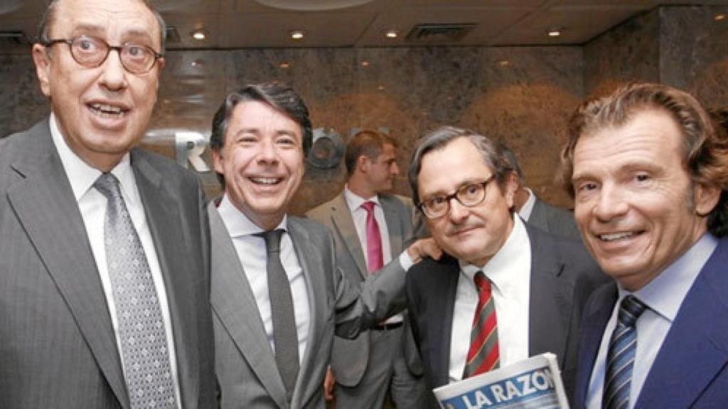 El presidente de La Razón, Mauricio Casals (izq), y su director, Francisco Marhuenda,junto al expresidente de Madrid, Ignacio González.