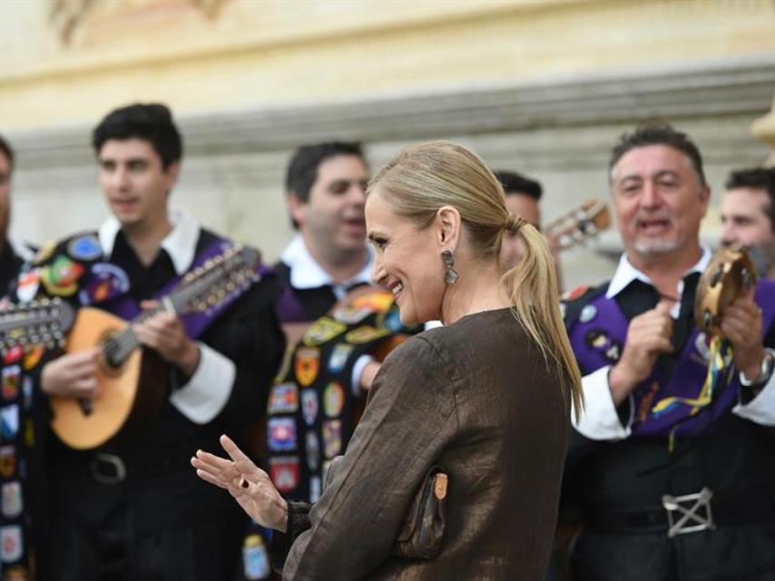 Cristina Cifuentes en el Premio Cervantes, junto a la tuna de la Universidad de Alcalá de Henares.