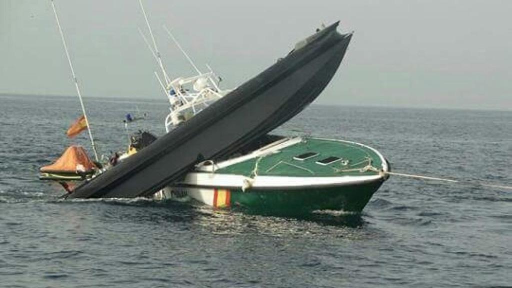 Una lancha ultrarrápida y una de la Guardia Civil tras una embestida en el mar.