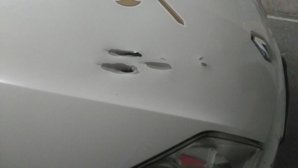 Agujeros de bala en un coche de la Guardia Civil tras una persecución el 27 de octubre de 2016.